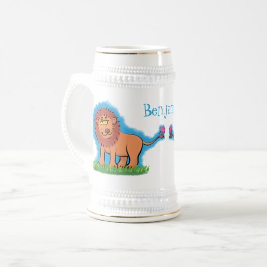 Happy lion met vlinderse cartoon illustratie bierpul (Voorkant links)
