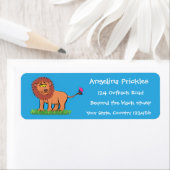 Happy lion met vlinderse cartoon illustratie etiket (Insitu)