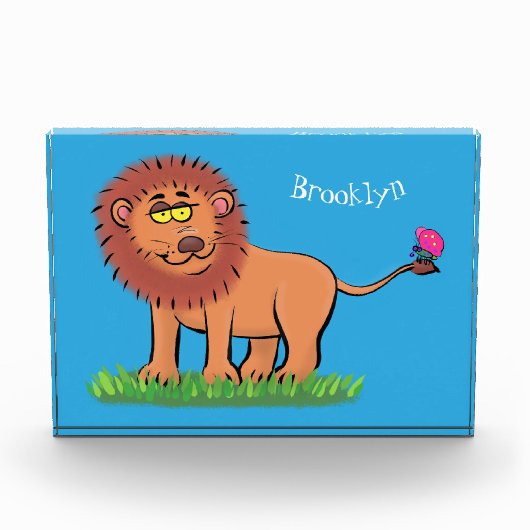 Happy lion met vlinderse cartoon illustratie fotoblokken (Voorkant)
