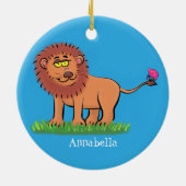 Happy lion met vlinderse cartoon illustratie keramisch ornament (Achterkant)