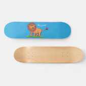 Happy lion met vlinderse cartoon illustratie persoonlijk skateboard (Horizontaal)
