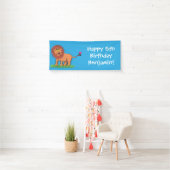 Happy lion met vlinderse cartoon illustratie spandoek (Insitu)