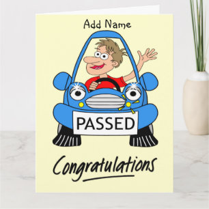 Happy Male heeft net een rijexamen afgelegd Kaart