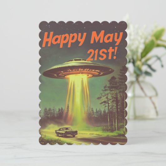 Happy May 21st Ufo en Auto in het Veld Kaart (Staand voorkant)