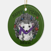 Happy Merry Benson kerstversier. Keramisch Ornament (Links)