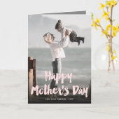 Happy Moederdag Bold Brush Script Moderne foto Kaart (Gele Bloem)