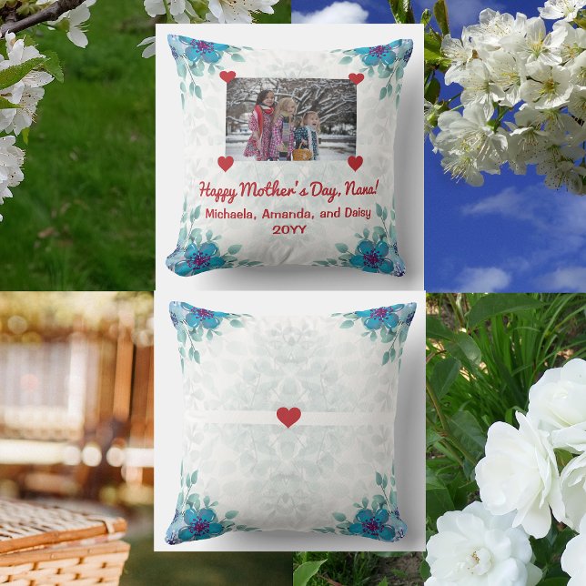 Happy Moederdag Nana Grandma Photo Names Floral Kussen (Happy Mother's Day, Nana! Elegant floral pillow with a personalized photo held up by red hearts)