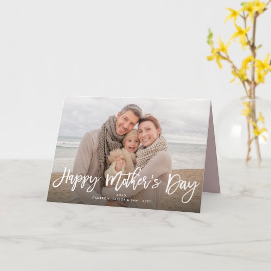 Happy Mother's Day White Brush Script Modern Photo Kaart (Gele Bloem)