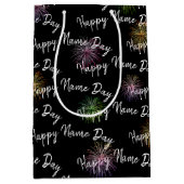 Happy Name Day-vuurwerk op zwart Medium Cadeauzakje (Voorkant)