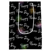 Happy Name Day-vuurwerk op zwart Medium Cadeauzakje (Achterkant)