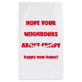 Happy New Home | Kreepachtige buren - Funny Quote Klein Cadeauzakje (Achterkant)
