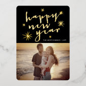 Happy New Year Modern Script Gold Starburst Foto Folie Feestdagenkaart (Voorkant)
