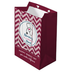 Happy Nurses Day Stethoscoop op Rode Chevron Medium Cadeauzakje