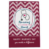 Happy Nurses Day Stethoscoop op Rode Chevron Medium Cadeauzakje (Voorkant)