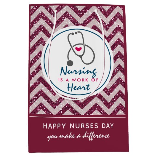 Happy Nurses Day Stethoscoop op Rode Chevron Medium Cadeauzakje (Voorkant)