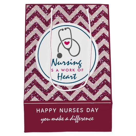 Happy Nurses Day Stethoscoop op Rode Chevron Medium Cadeauzakje (Achterkant)