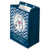 Happy Nurses Day Stethoscope op Blue Chevron Medium Cadeauzakje (Achterkant Gekanteld)