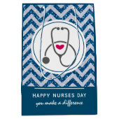Happy Nurses Day Stethoscope op Blue Chevron Medium Cadeauzakje (Voorkant)