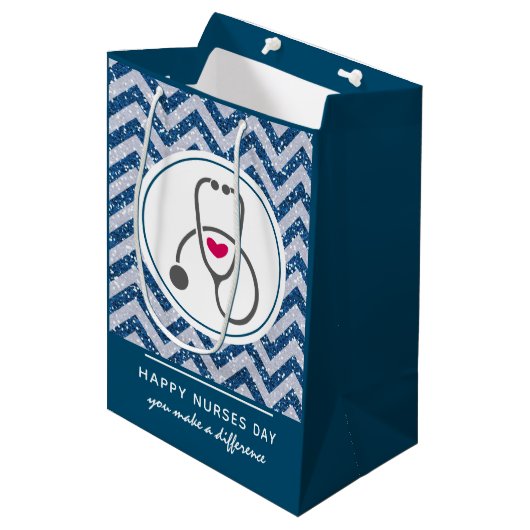 Happy Nurses Day Stethoscope op Blue Chevron Medium Cadeauzakje (Voorkant Gekanteld)