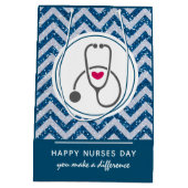 Happy Nurses Day Stethoscope op Blue Chevron Medium Cadeauzakje (Achterkant)