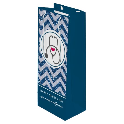 Happy Nurses Day Stethoscope op Blue Chevron Wijn Cadeautas (Voorkant Gekanteld)