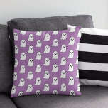 Happy Paars Ghost Pattern Halloween Kussen<br><div class="desc">Boo. Halloween home decor gooit het kussen design met een patroon van vrolijke zwarte en witte vliegende spoken tegen een aanpasbare paarse achtergrondkleur.</div>