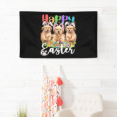 Happy Paast Drie Golden Retriever die Bunny draagt Spandoek (Insitu)