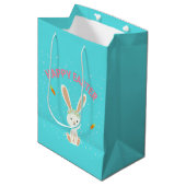 Happy Paast witte bunny op blauw Medium Cadeauzakje (Voorkant Gekanteld)