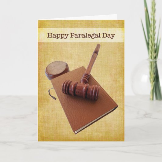 Happy Paralegal Day Gavel & Boek op Bruin Kaart (Voorkant)