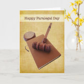 Happy Paralegal Day Gavel & Boek op Bruin Kaart (Gele Bloem)