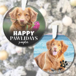 Happy Pawholidays Schattigee Puppy Hondenkerst Ornament<br><div class="desc">Gepersonaliseerde "Happy PAWlidays" Dog Photo Ornament. Voeg wat feestvreugde en humor toe aan uw interieur met dit speelse hondenras, ideaal om de ondeugende kant van uw pup te laten zien. ornament. Prettige feestdagen Op de voorkant staat de feestelijke tekst "Happy PAWlidays" als een leuke draai aan de traditionele begroeting, samen...</div>