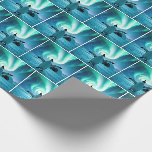 Happy Penguin Dancing Under Northern Lights Cadeaupapier (Hoek)