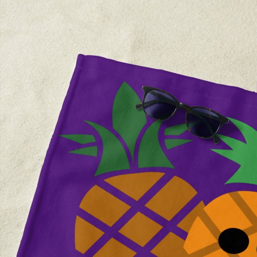 Happy Pineapple Design - Beach Towel Strandlaken (In situ)