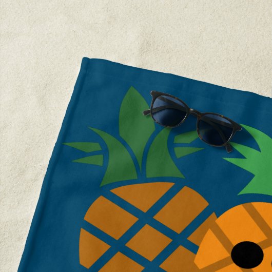 Happy Pineapple Design - Beach Towel Strandlaken (In situ)