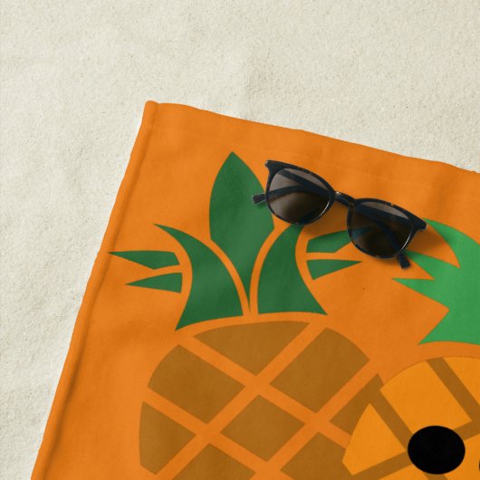 Happy Pineapple Design - Beach Towel Strandlaken (In situ)