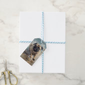 Happy Pug op het strand aanpasbaar Cadeaulabel (Met Touw)