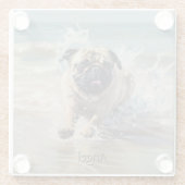 Happy Pug op het strand aanpasbaar Glazen Onderzetter (Achterkant)