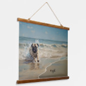 Happy Pug op het strand aanpasbaar Hangend Wandkleed (Gebogen)
