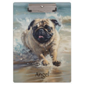 Happy Pug op het strand aanpasbaar Klembord (Voorkant)