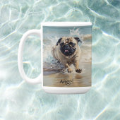 Happy Pug op het strand aanpasbaar Koffiemok