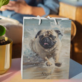 Happy Pug op het strand aanpasbaar Medium Cadeauzakje