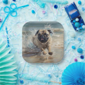 Happy Pug op het strand aanpasbaar Papieren Bordje (Feest)