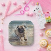 Happy Pug op het strand aanpasbaar Papieren Bordje (Feest)