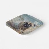 Happy Pug op het strand aanpasbaar Papieren Bordje (Gebogen)