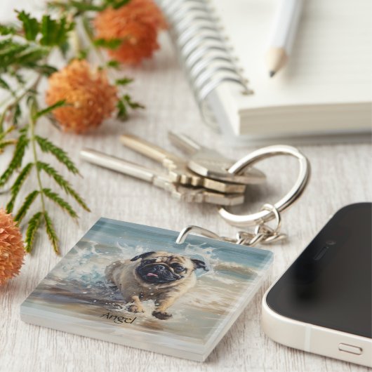 Happy Pug op het strand aanpasbaar Sleutelhanger (Voorkant Rechts)