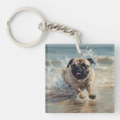Happy Pug op het strand aanpasbaar Sleutelhanger (voorkant)