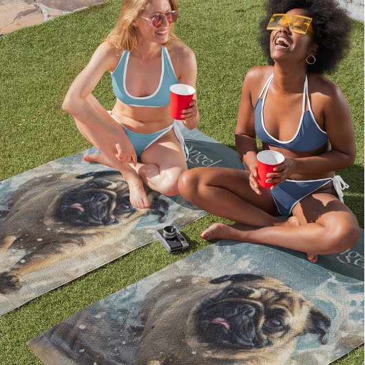 Happy Pug op het strand aanpasbaar Strandlaken