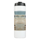 Happy Pug op het strand aanpasbaar Thermosbeker (Voorkant)