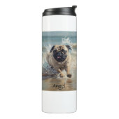 Happy Pug op het strand aanpasbaar Thermosbeker (Gedraaid links)