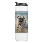 Happy Pug op het strand aanpasbaar Thermosbeker (Geroteerd rechts)
